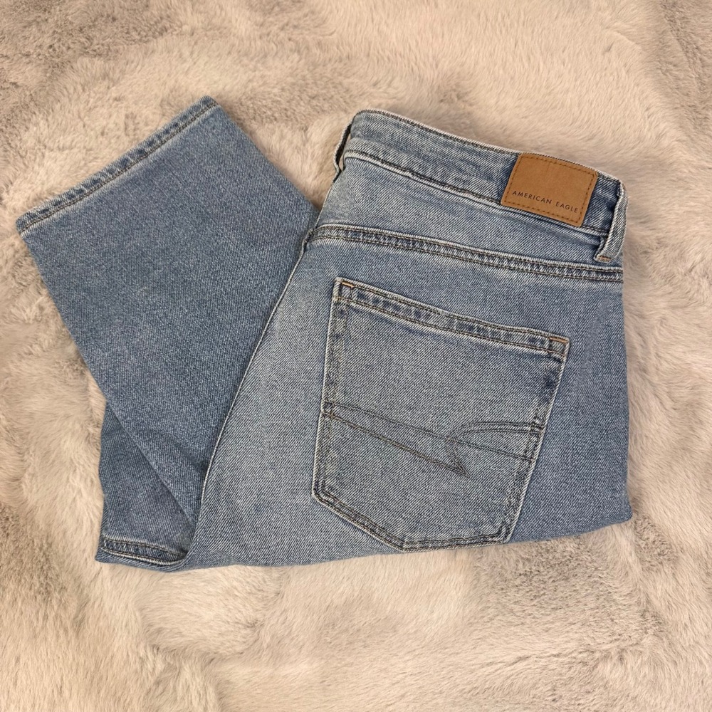 American Eagle Mom Jeans Size 12 Short Light Wash Denim High Rise Stretch